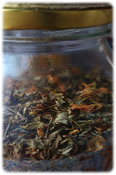 Травяной чай дикого зверобоя (нарезанный) в стеклобанке.